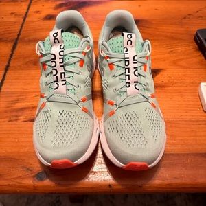 On Running Cloud surfer. Size 8Mint green Excellent condition.
